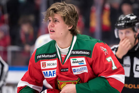 Moras Erlend Lesund  i ishockeymatchen i SHL mellan Mora