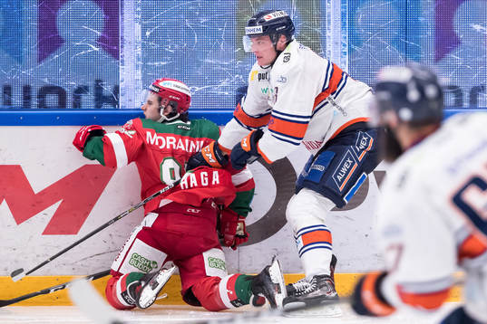 Växjös Linus Högberg tacklar Moras Michael Haga  i