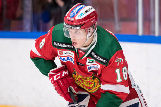 Moras Emil Aronsson  i ishockeymatchen i SHL mellan Mora