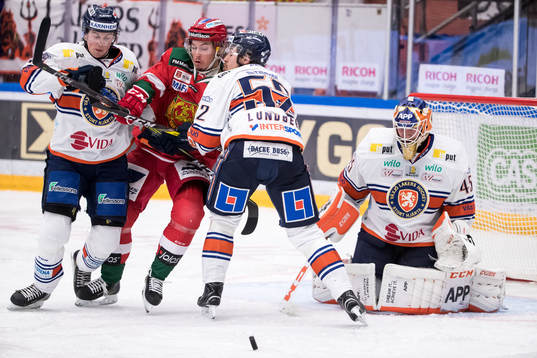 Moras Robin Johansson framför Växjös målvakt Viktor