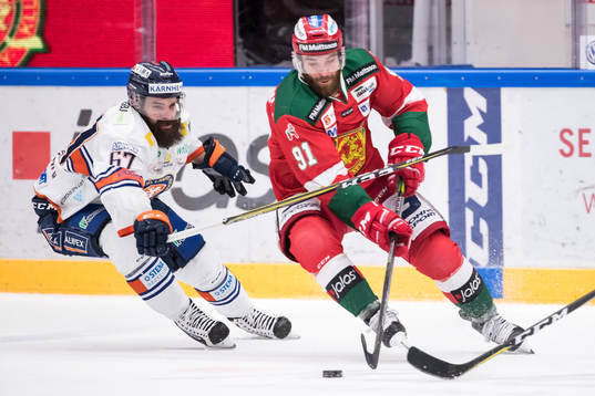 Växjös Linus Fröberg jagar Moras Jacob Lagacé  i