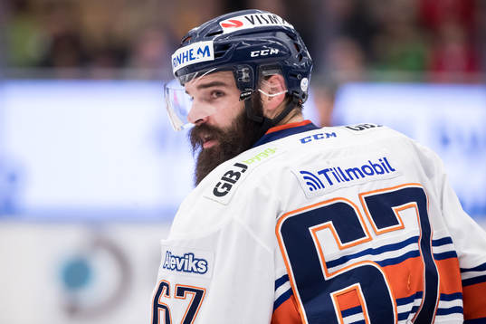 Växjös Linus Fröberg  i ishockeymatchen i SHL mellan