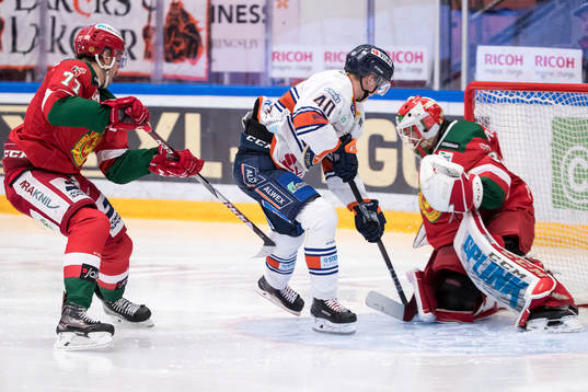 Växjös Elias Pettersson framför Moras målvakt Mattias