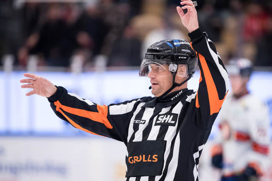Domare Sören Persson i ishockeymatchen i SHL mellan Mora