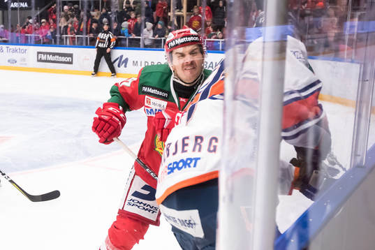 Moras Matt Bailey tacklar  i ishockeymatchen i SHL mellan