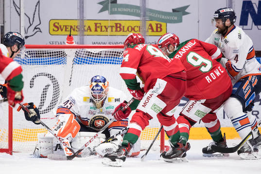 Växjös målvakt Viktor Andrén räddar chans från Moras