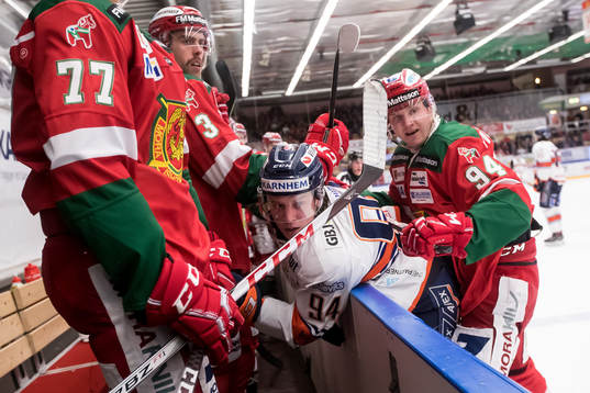 Moras Sebastian Hartmann tacklar Växjös Joel Persson  i