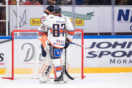 Växjös Robert Rosén gratulerar Växjös målvakt Viktor