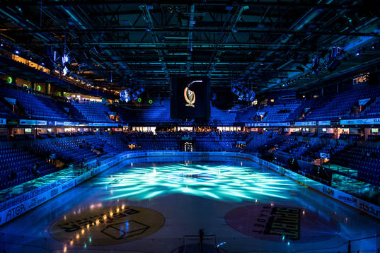 Generell vy över isen i Löfbergs Arena innan
