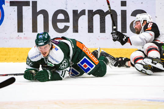 Färjestads Joakim Nygård och Stefan Warg ligger på isen