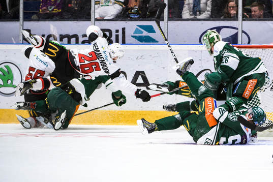 Malmö Redhawks Axel Wemmenblorn får en flygtur