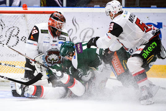 Rörigt framför Malmö Redhawks målvakt Oscar Alsenfelt