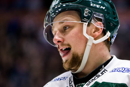 Färjestads Rasmus Asplund blöder från näsan
