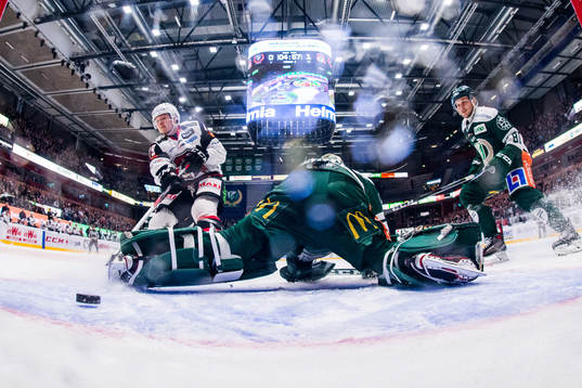 Malmö Redhawks Rhett Rakhshani jublar och gör mål bakom