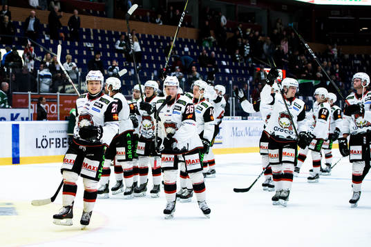 Malmö Redhawks spelare jublar och tackar publiken