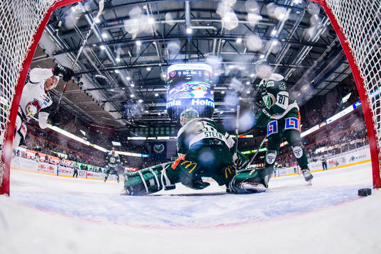Malmö Redhawks Rhett Rakhshani jublar och gör mål bakom