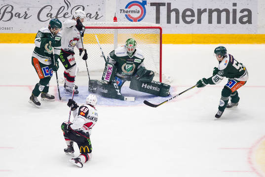 Malmö Redhawks Rhett Rakhshani jublar och gör mål bakom