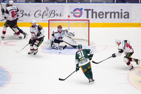 Malmö Redhawks Stefan Warg och målvakt Oscar Alsenfelt i