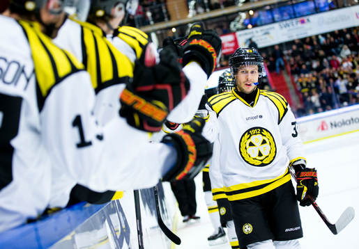 Brynäs Elias Fälth jublar vid 0-1 målet