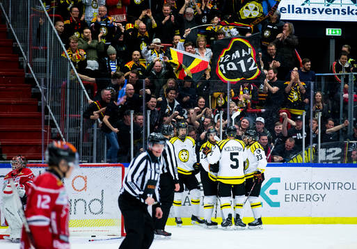 Brynäs Samuel Asklöf gör 0-1 och jublar framför fansen