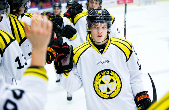 Brynäs Samuel Asklöf  jublar vid 0-1 målet