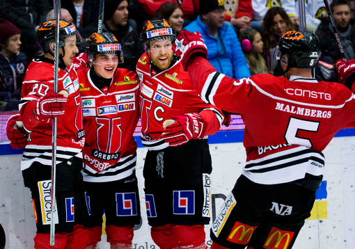 Örebros Glenn Gustafsson gör 2-2 och jublar med Joakim