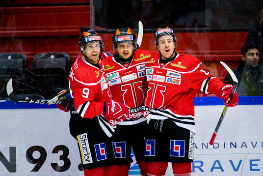 Örebros Tyson Spink gör 1-2 och jublar med Tylor Spink