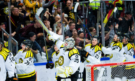 Brynäs målvakt David Rautio jublar framför fansen