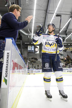 s mentala coach Magnus Carlsson gör high five med Martin
