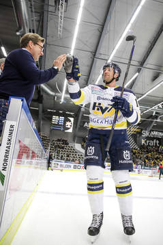 s mentala coach Magnus Carlsson gör high five med Martin