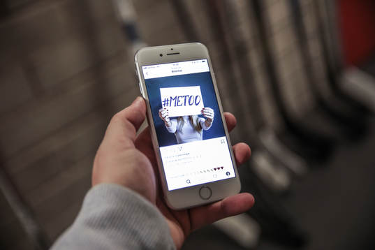 En telefon med hashtagen metoo
