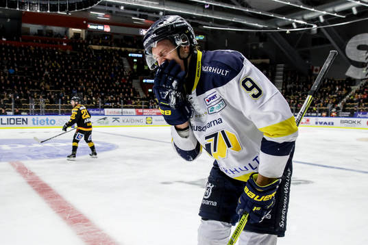s Victor Ejdsell grinar illa