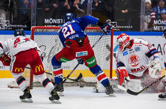 Oskarshamns Gustav Olhaver gör 1-0 medan Västerviks