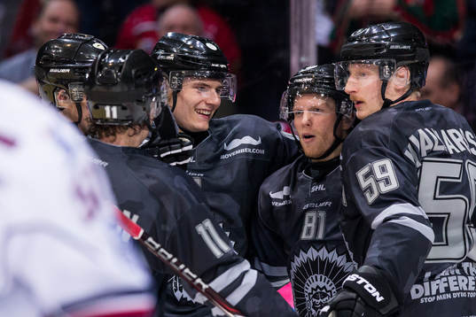 Frölundas Lias Andersson jublar ihop med Ryan Lasch, Simon