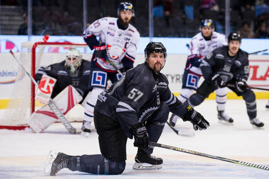 Frölundas Mike Weber på knä för att täcka skott