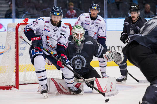 Linköpings Niklas Persson framför Frölundas målvakt