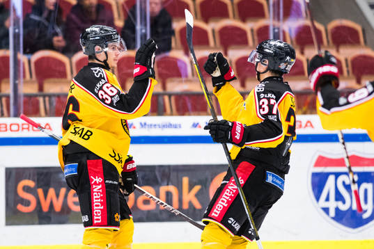 Luleås Emil Larsson och Isac Lundeström jublar