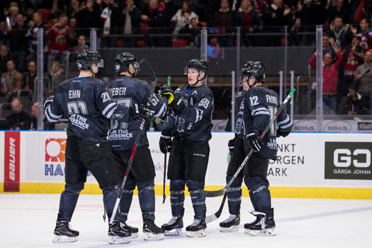 Frölundas Simon Hjalmarsson jublar med lagkamrater