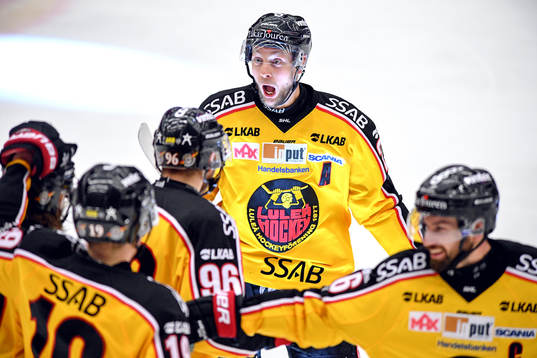 Luleås Daniel Sondell jublar med lagkamrater