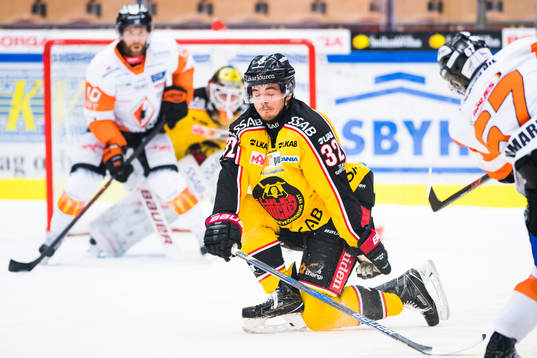 Luleås Oscar Engsund täcker skott