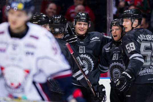 Frölundas Lias Andersson jublar ihop med Ryan Lasch, Simon