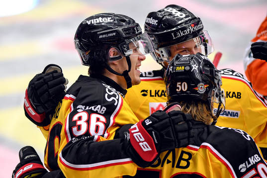 Luleås Emil Larsson jublar med lagkamrater