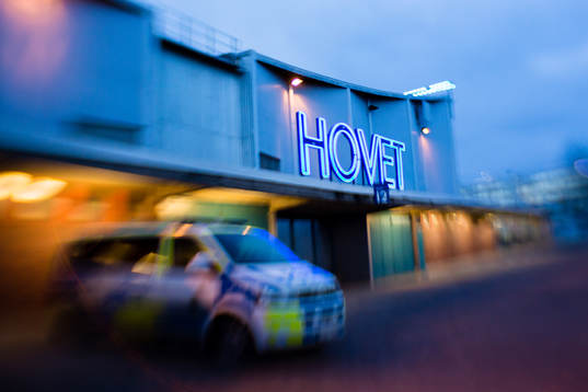 Polisbil utanför Hovets Isstadion