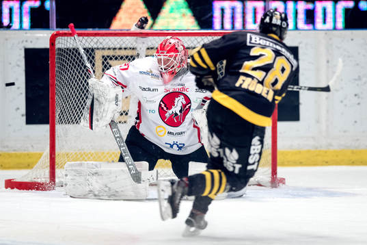 s Jesper Fröden skjuter mot Vita Hästens målvakt Pontus