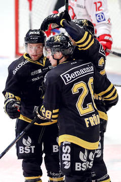 s Jesper Fröden jublar med lagkamrater