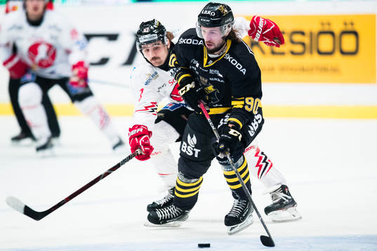s Robin Axbom i kamp om pucken medVita Hästens Patrik