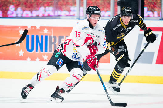 Vita Hästens Villiam Haag med puck
