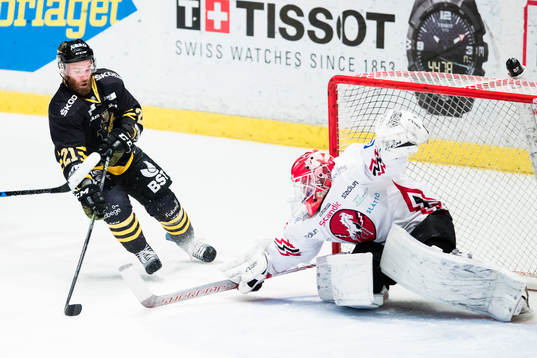 s Christian Sandberg oroar framför Vita Hästens målvakt