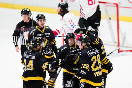 s Jesper Fröden (2:a höger) jublar med lagkamrater
