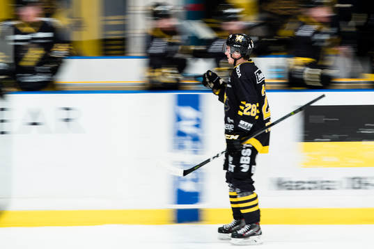 s Jesper Fröden jublar med lagkamrater